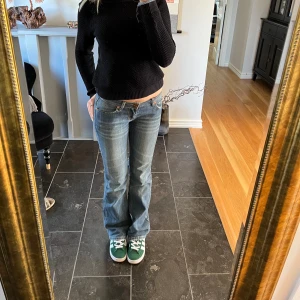 Riktigt snygga blå lågmidjade bootcut jeans som är för små - Jeansen är i mycket bra skick men tyvärr har de blivit för små 