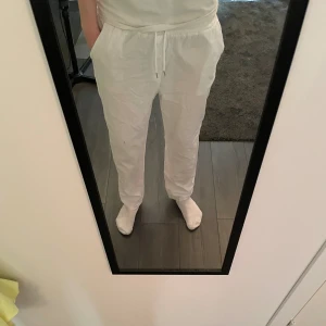 Linnebyxor vita  - Säljer mina jättesköna linnebyxor knappt använda med en ficka där bak o fram bara att skriva om ni har frågor 