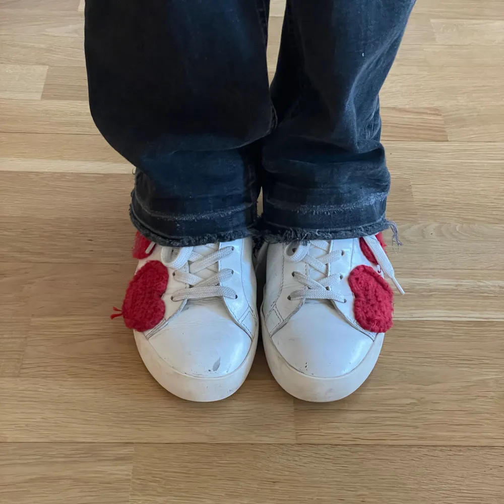 Jätte unika och coola sneakers med stickade hjärtan på sidorna från Love Moschino. Köpta i somras, absolut använda och nån liten defekt längst fram men annars bra skick. Har kvar sko boxen.. Skor.