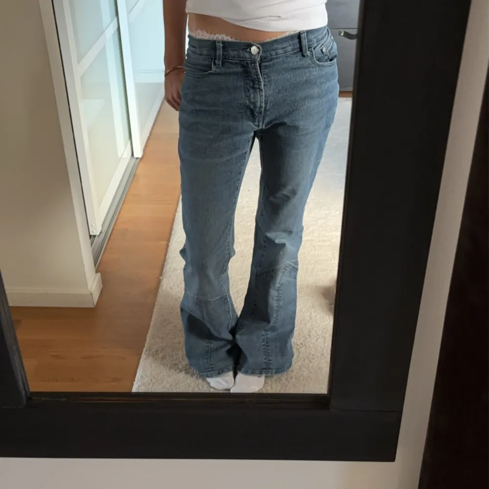 Super fina jeans med detaljer längst ner 🥰. Jeans & Byxor.