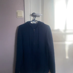 Kashmir tröja med dragkedja  - Hej! Säljer min svin snygga Kashmir tröja då den är köpt för liten. Testad två gånger men aldrig använd ute då jag tyckte den satt tajt på mig. Jag är 178 cm så den borde passa alla som är runt 165-175.  