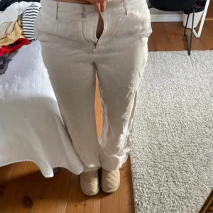 Linnebyxor - Linnebyxor ifrån Stockh LM. Jättebra skick. Säljer då de är för tajta på mig, jag har storlek 36/38 i byxor. De passar i längden och jag är 165 cm!