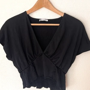 Svart topp - Fin svart sommartopp med V-ringning vid halsen. Materialet är Bäckebölja och stretchigt 🌻. Stl S från Zara. 