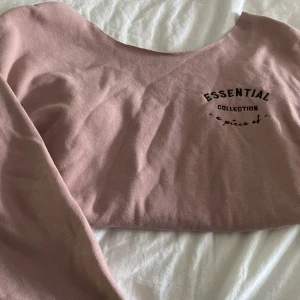 Off-shoulder tjocktröja  - Off-shoulder, rosa tjocktröja. 