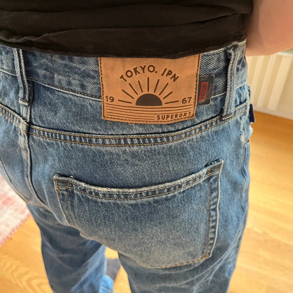 Säljer mina Superdry jeans som är i bra skick. Storlek 30/32. Jeans & Byxor.