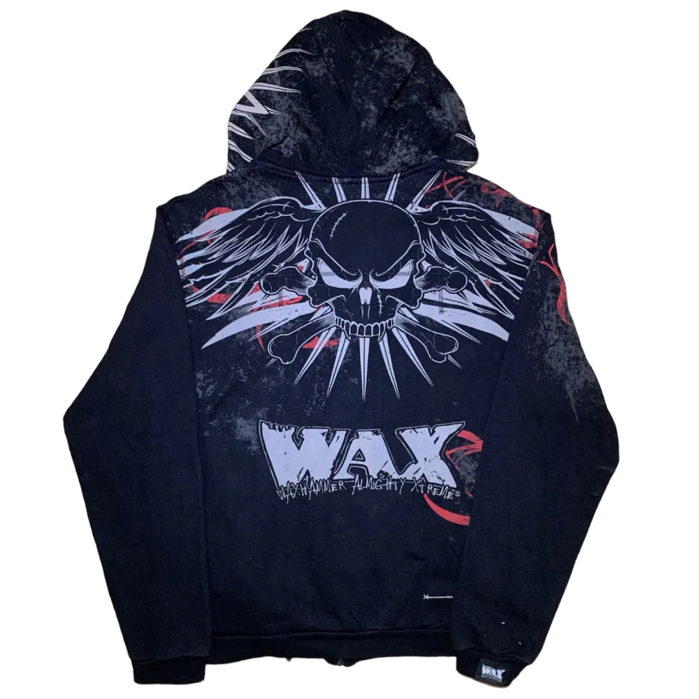 Wax zip up hoodie i storlek L. Jag på bilden är 180 cm. Mått: axelbredd - 54 cm, längd - 62 cm. Skriv för fler bilder och frågor!. Hoodies.