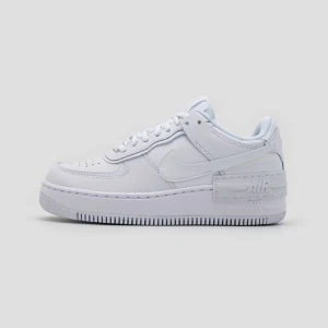 Air force 1 - Säljer mina air force 1. Köptes för cirka 10 månaders sen, endast använt 2-3  Säljer för att dem är för stora på mig.  Köptes för 1500