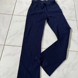 Ribbade mjukis  - Mörk blåa mjukisar frpn ett danskt märke, köpta för drygt 500. Sparsamt använda! 