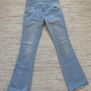 Såå fina jeans från Wrangler med coola bakfickor! Säljer då dem tyvärr inte passar mig. 💗💗Har en liten fläck men inget som syns (bild 3)