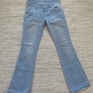 Lågmidjade jeans  - Såå fina jeans från Wrangler med coola bakfickor! Säljer då dem tyvärr inte passar mig. 💗💗Har en liten fläck men inget som syns (bild 3)