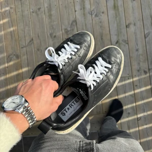 Golden Goose Sneakers  - Riktigt snygga sneakers från Golden Goose! Säljer då dem är för små för mig. Precis lämnat in på tvätt och bytt skosnören samt lagat längst bak i skorna. Skriv för frågor!