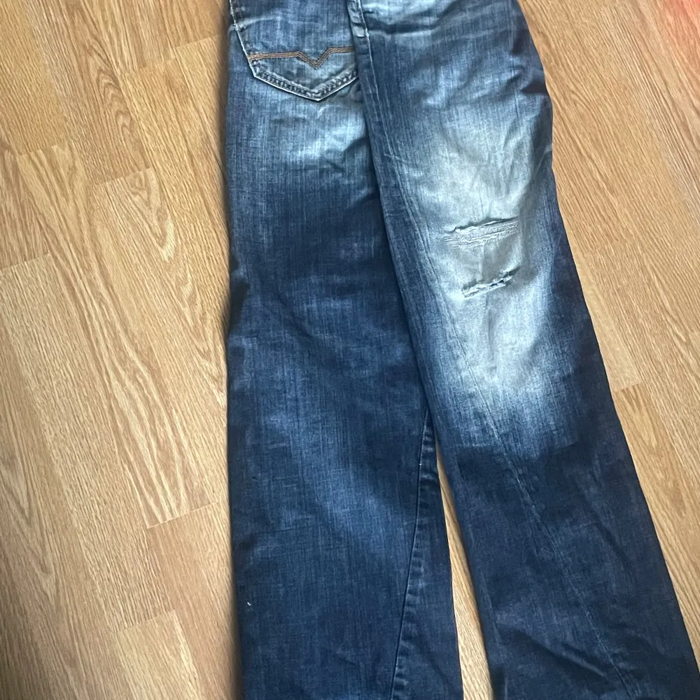 Säljer ett par jeans från hugo boss i fint skick! Lite rippade men det är designen. Jeans & Byxor.