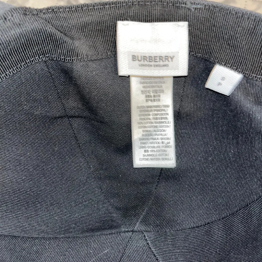 Säljer nu burberry kepsen pågrund av att jag ej använder den längre, kvitto Finns så den är äkta! Con 9/10 . Accessoarer.