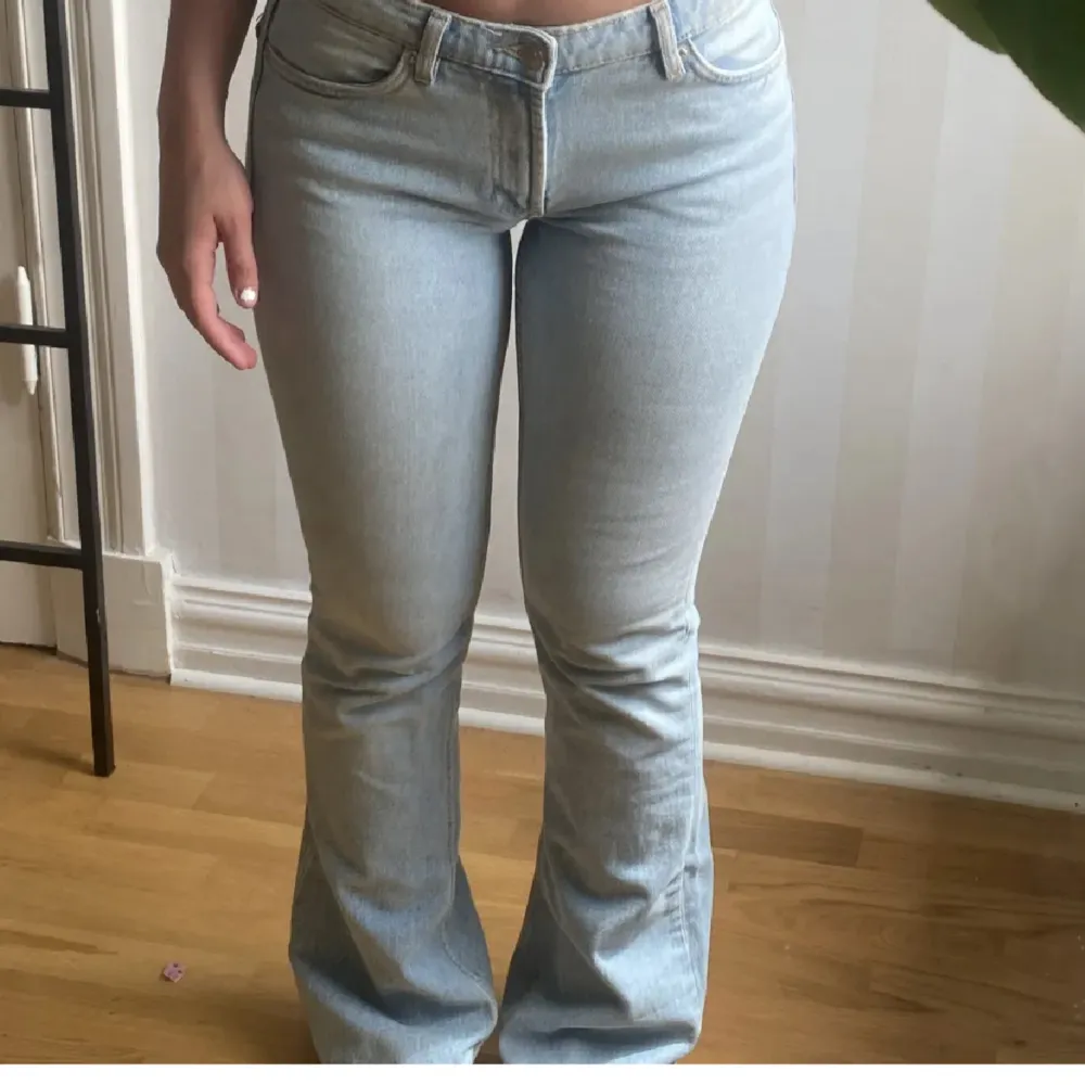 Jätte snygga slutsålda jeans från zara, men köpta här på plick. det är för små för mig och tyckte de satt konstigt på mig. Bra skick, Lånade bilder!!!. Jeans & Byxor.