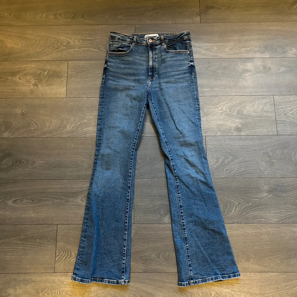 2 par snygga flare jeans med hög midja från zara, väldig sköna och stretchiga.  Har knappt använt för dom är för stora (200kr st). Jeans & Byxor.