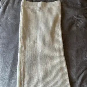 Lång krämvit kjol från Asos i storlek 34. Den har en liten fläck och materialet har luddat upp sig lite här och var men i övrigt bra skick <3  