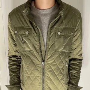 Zara jacka - En snygg jacka som är helt oanvänd. Den var för stor för mig och därför säljer jag den. Storlek S man🔥. Har ni fler frågor så fråga. Den passar för vintern, hösten och våren. Nypris: 1700kr