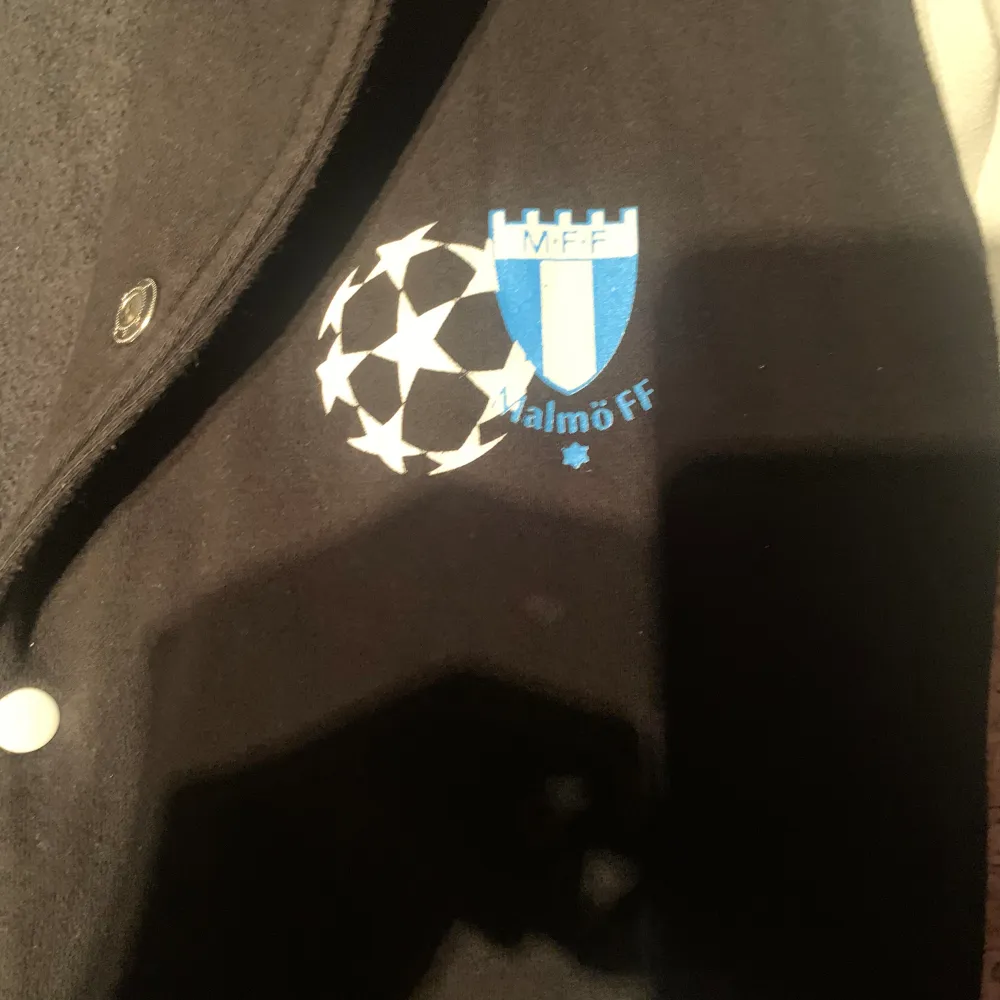 Säljer min Malmö FF jacka då den inte kommer till användning. Köpare står för frakt:) priset är diskuterbart . Jackor.
