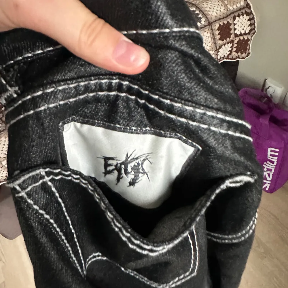 Så coola lackjeans i svart från Eytys. Nypris är 2000kr. De är i bra skick! Storleken är 28/32. Den färgade bilden på sista bilden sitter inte fast längre utan tagit bort den men kan sättas på enkelt med lite sytråd.. Jeans & Byxor.