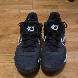 Basketskor - KD trey 4s storlek 43. Väldigt bra basketskor som jag har växt ut. Skon har fortfarande jätte bra grepp och performance. Pris kan diskuteras vid snabbaffär.