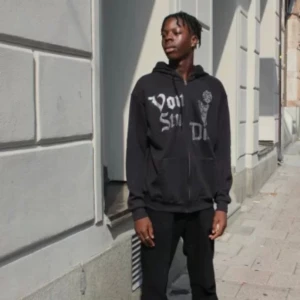 Sökes en svart vonstudio - Tjena! Jag söker en svart vonstudio i strl xs som är i ett bra skick!! Det är bara att höra av er till mig direkt om ni har nån att sälja!!!