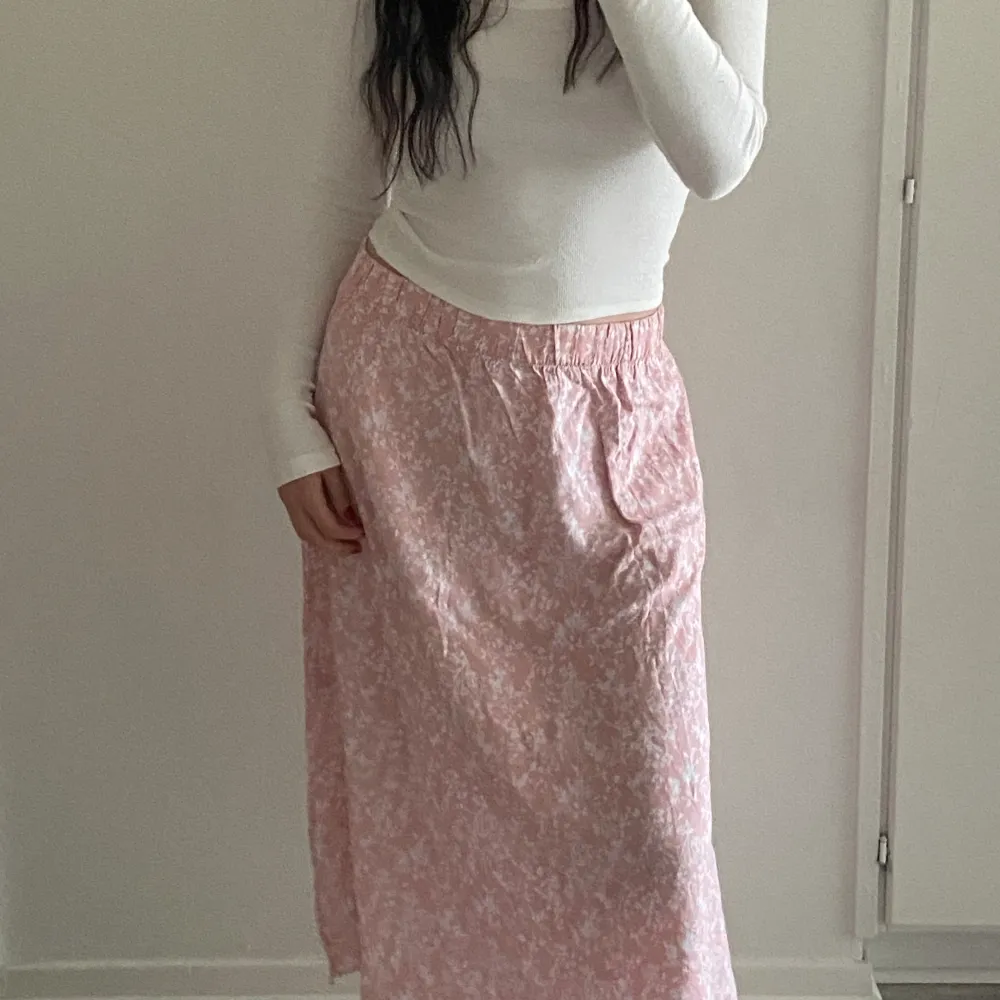 En jätte fin rosa blommig kjol som tyvärr inte används mycket, är inte riktigt min stil längre, använt den max 3 gånger 🤍. Kjolar.