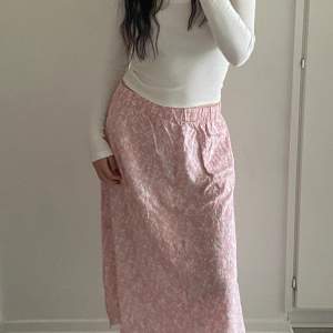 En jätte fin rosa blommig kjol som tyvärr inte används mycket, är inte riktigt min stil längre, använt den max 3 gånger 🤍