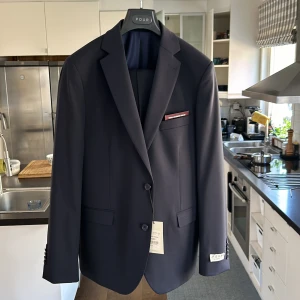 Kostym och kostym byxor  - Ett Pour homme sett med kavaj och kostym byxor helt i nytt skick ej använda Storlek M  Ny pris är 3198 mitt pris 1650 