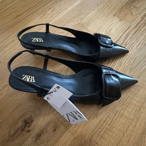 Zara kitten heels klackskor  - Zara pointy kitten heels i storlek 39! Aldrig använda, nya med prislapp!! Skulle säga att de passar storlek 38 också, låg klack :)  Slutsålda på hemsidan (nypris 699kr)