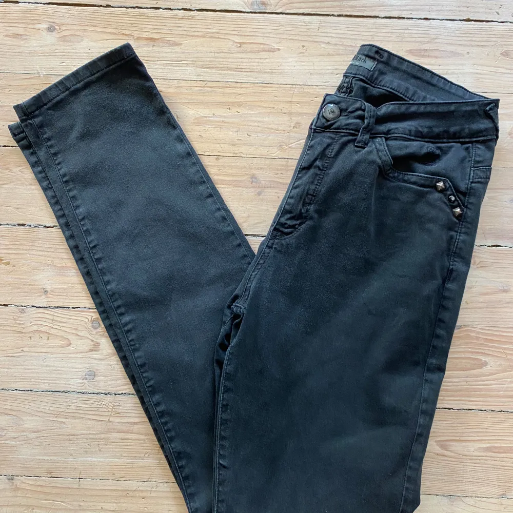 Jätte fina black jeans💯men inbroderi på fram fickan och bak fickan🤗storlek 28/32 men stretchiga material. Skriv vid minsta lilla fråga🤗. Jeans & Byxor.