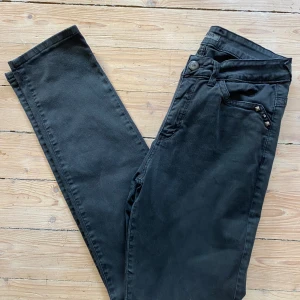 Black made in italy jeans - Jätte fina black jeans💯men inbroderi på fram fickan och bak fickan🤗storlek 28/32 men stretchiga material. Skriv vid minsta lilla fråga🤗