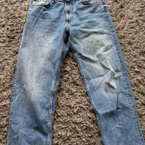 Säljer ett par jeans från Pull&Bear som jag inte längre använder  Storlek: 40 Skick: 8/10 Pris kan diskuteras 