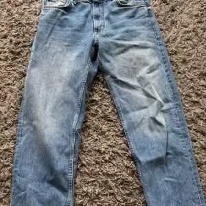 Säljer ett par jeans från Pull&Bear som jag inte längre använder  Storlek: 40 Skick: 8/10 Pris kan diskuteras 