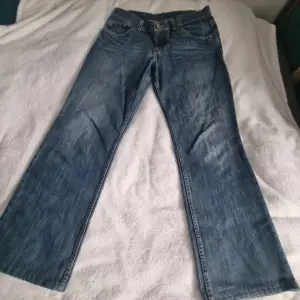 Supersnygga lågmidjade baggy blåa jeans från märket All American Yes. Uppskattad storlek L 🤍