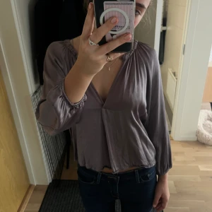 Blus - Fin zara blus  Väldigt stor i vringningen så passar s också 