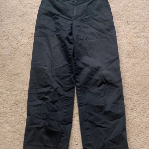 Prada cargobyxor - Cargos/chinos från prada sport. Grov typ med viskos innuti, superbekväma.  I bra skick, midjan har klippts för att kunna använda skärp   Hojta med frågor eller erbjudanden   