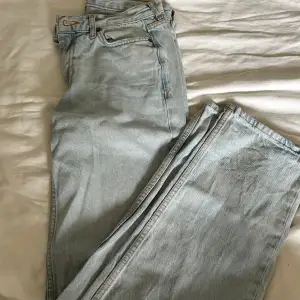 Jeansen är från Gina tricot och är i modell low stright jeans och ny pris är 499kr. Den är i en ljusblå färg och i nyskick utan några defekter.