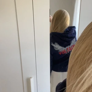 Zadig Voltaire kofta - Säljer nu min älskade Zadig Voltaire kofta, superfin och är i bra skick, köptes för 1200kr💓💓💓 Storlek xs