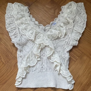 Zara topp - Jätte fin volang topp ifrån zara Beige/vit stl s