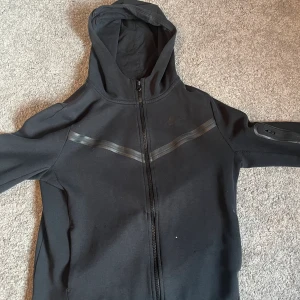 Nike tech fleece stl: XL OBS! XL i barn storlek - Nike tech fleece  Stl: XL OBS! i barn storlek Bra skick (Se bilder)
