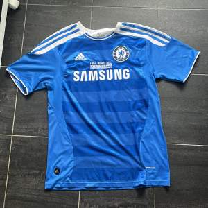 Tja! Nu säljer jag min Chelsea tröja då den inte passar, den är köpt på fotbollsmarknanden.se. Den är bara använd ett fåtal gånger, den är i riktigt bra skick. 😄