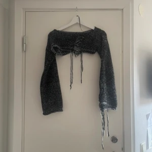 Bolero Urban Outfitters - Ny utan prislapp, varm bolero. De slitna detaljerna är designen