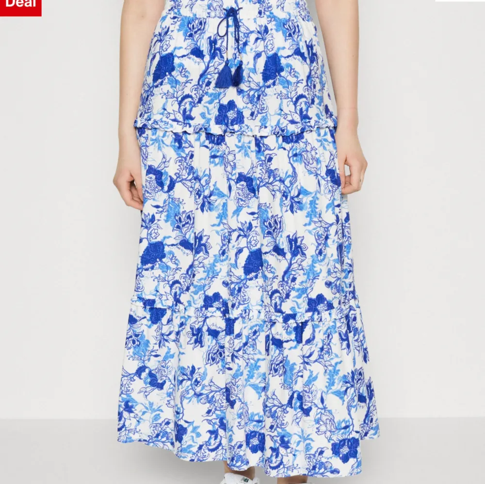 En jätte fin blå lång kjol som tyvärr är lite för kort för mig. Skriv för fler bilder💕. Kjolar.