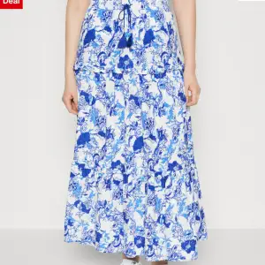 En jätte fin blå lång kjol som tyvärr är lite för kort för mig. Skriv för fler bilder💕