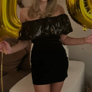 Paljettklänning från Zara - Superfin klänning i sammet med paljetter upptill från zara. Helt oanvänd med lappen kvar då jag köpte två. 💓