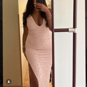 Ohpolly klänning - Säljer min rosa klänning från ohpolly jättefint skick använt en gång. Storlek 10 passar en S. Säljer för 600kr