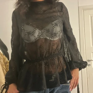 Blus  - Snygg blus som man kan se genom men man kan använda linne under 🙌 kommer ej till användning ❤️💄