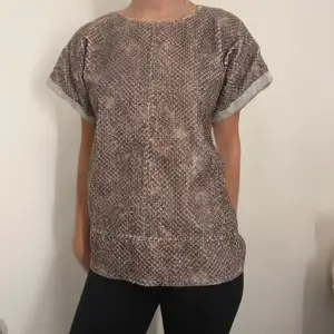 Så cool t-shirt tröja från Zara i ormskinnsliknande mönster! Storlek S/36. Skriv gärna privat för frågor eller fler bilder :) 💓