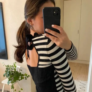 Zara topp - Säljer den superfina topp från zara med knyte i ryggen🥰