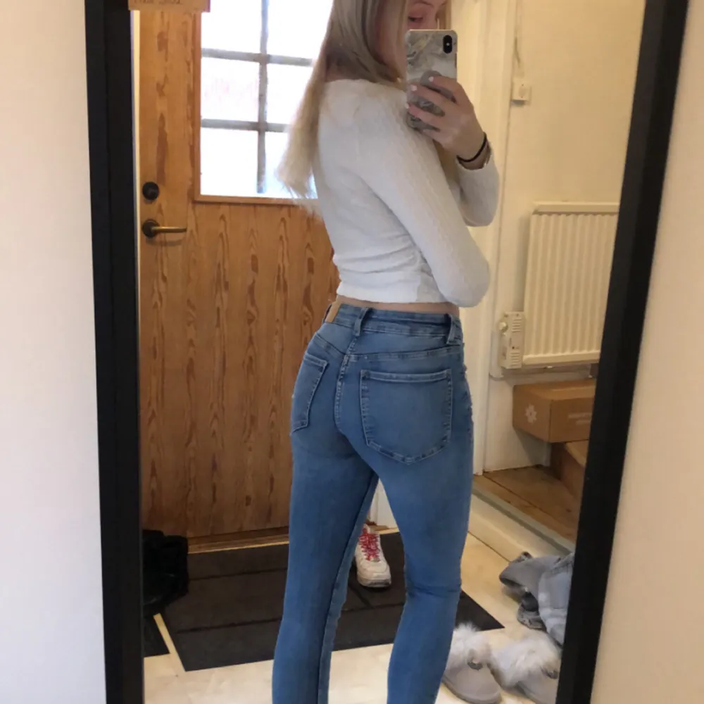 Jeans från Zara storlek XS men passar mer XXS då dom är väldigt tighta och små. Jeans & Byxor.